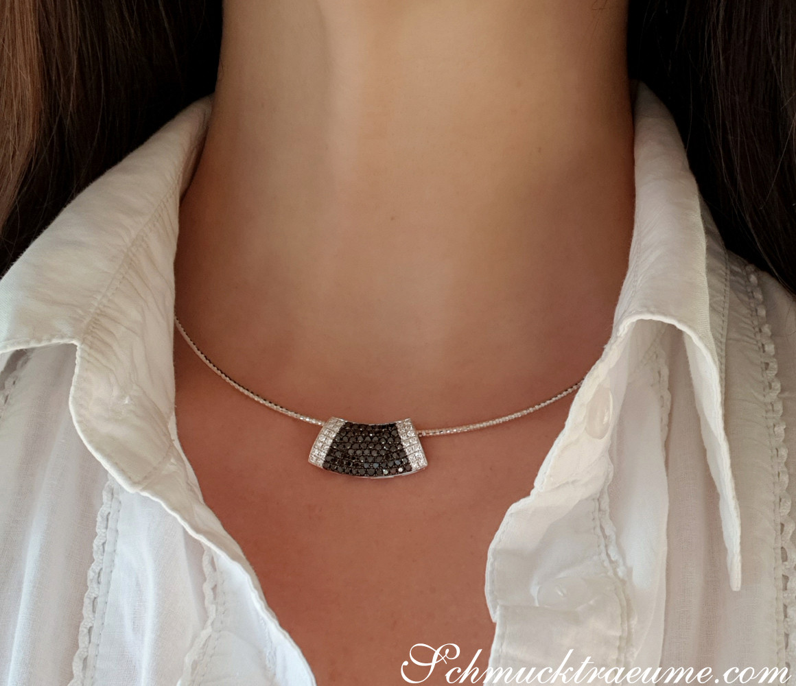Weißgoldkette mit schwarz-weißen Diamanten-Anhänger, Detailaufnahme.