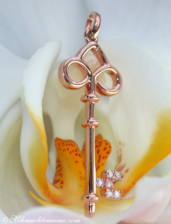 Roségold-Schlüssel-Anhänger mit Diamanten und zartem Design