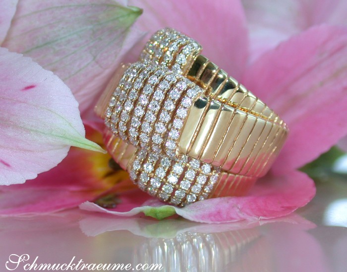 Gelbgoldring mit Diamanten auf Blume liegend