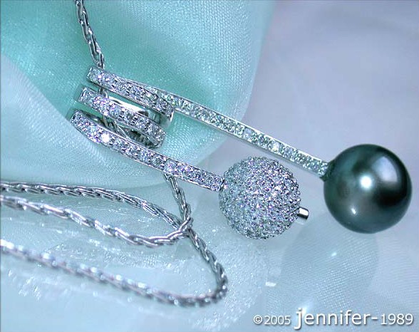 Weißgold-Tahitiperlen-Anhänger mit Brillanten-Pavé-Kugel, Detailansicht