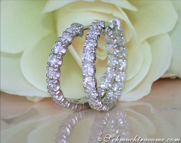 Diamant-Creolen mit 3,40 ct. TW SI, Weißgold 750, auf Rosenblüte liegend