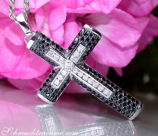Edler Kreuz-in-Kreuz Anhänger mit schwarzen Diamanten - Image 1 Edler Kreuz-in-Kreuz Anhänger mit schwarzen Diamanten - Image 1