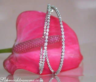 Weißgold Creolen mit Diamanten auf rosa Blüte, Detailaufnahme