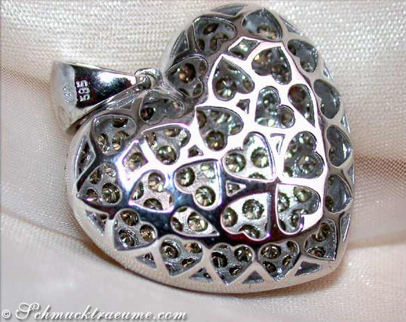 Weißgold Herzanhänger mit braunen Diamanten, Detailaufnahme, raffiniert.