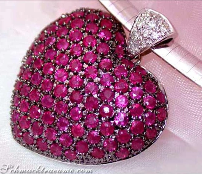 Herzanhänger aus Weißgold 585, überzogen mit funkelnden Rubinen Herzanhänger aus Weißgold 585, überzogen mit funkelnden Rubinen