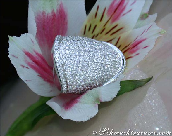 Hochkarätiger Brillant-Ring aus Weißgold 750 mit 284 Vollschliff-Brillanten (5,65 ct.)