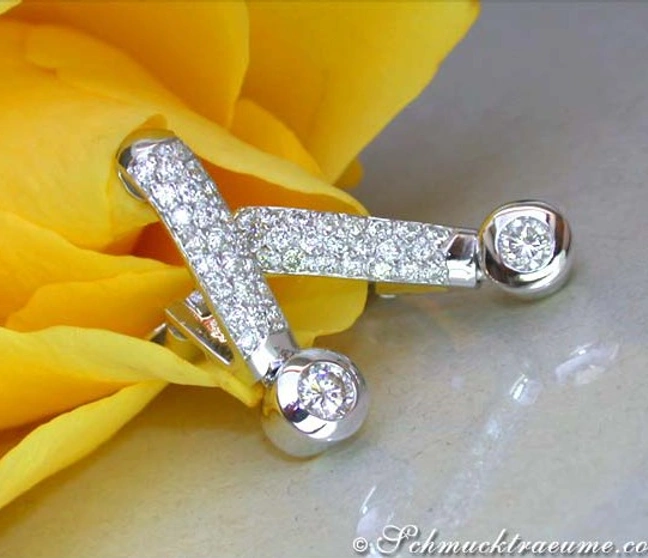 Raffinierte Brillant-Ohrstecker aus Weißgold 750, detailreich mit Diamanten verziert. Raffinierte Brillant-Ohrstecker aus Weißgold 750, detailreich mit Diamanten verziert.