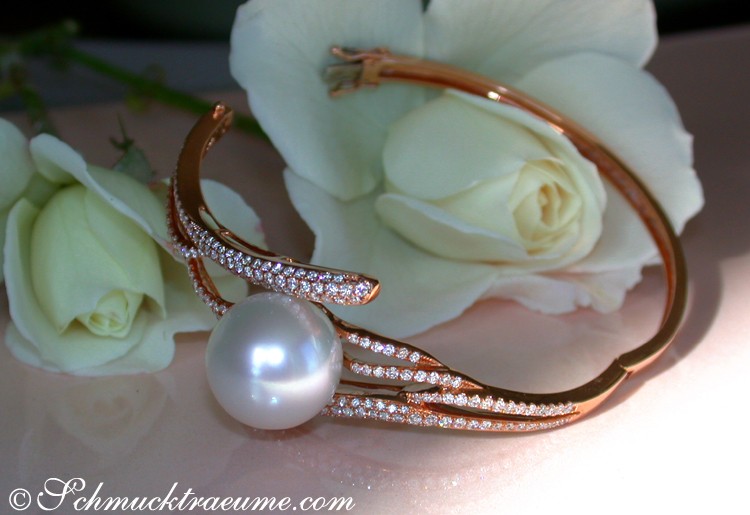 Detailaufnahme des Exquisiten Brillanten-Armreifs mit Südseeperle, roségoldene Verarbeitung, 15 mm Perle