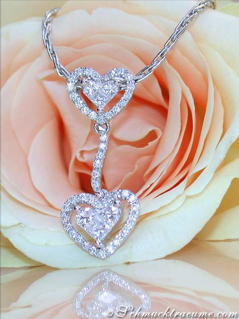 Weißgold Herzanhänger mit Princess-Diamanten, detailreich, elegant, auf Rosenblüte liegend