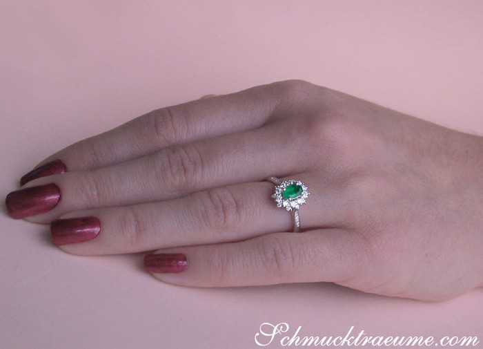 Weißgold-Smaragd-Ring mit Diamanten, Detailansicht, zarte Hand, lackierte Nägel