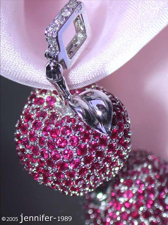 Luxuriöser Rubin-Apfel-Anhänger mit Diamanten in Weißgold 750