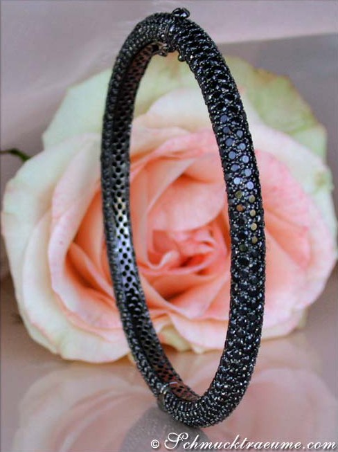 Schwarzer Diamanten-Armreif, detailreich, 750 Weißgold, auf Rosenblüte präsentiert