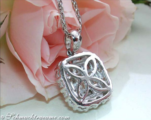 Silberner Diamantanhänger mit Rosé-Rose im Hintergrund