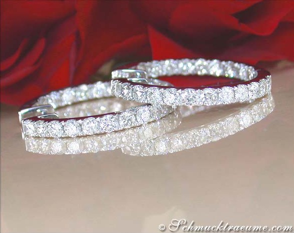 Schlanker Brillanten-Creolen in Weißgold, Detailaufnahme, elegant aufgelegt