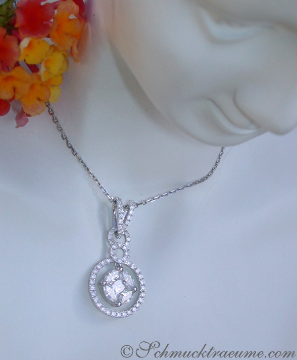 Prinzess- & Marquise-Diamant-Anhänger im Illusion-Design, getragen am Hals, detailreich, elegant.