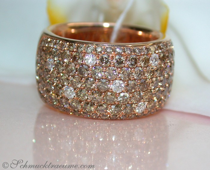 Opulenter Ring mit 2.998 Karat naturbraunen Brillanten in Roségold 750