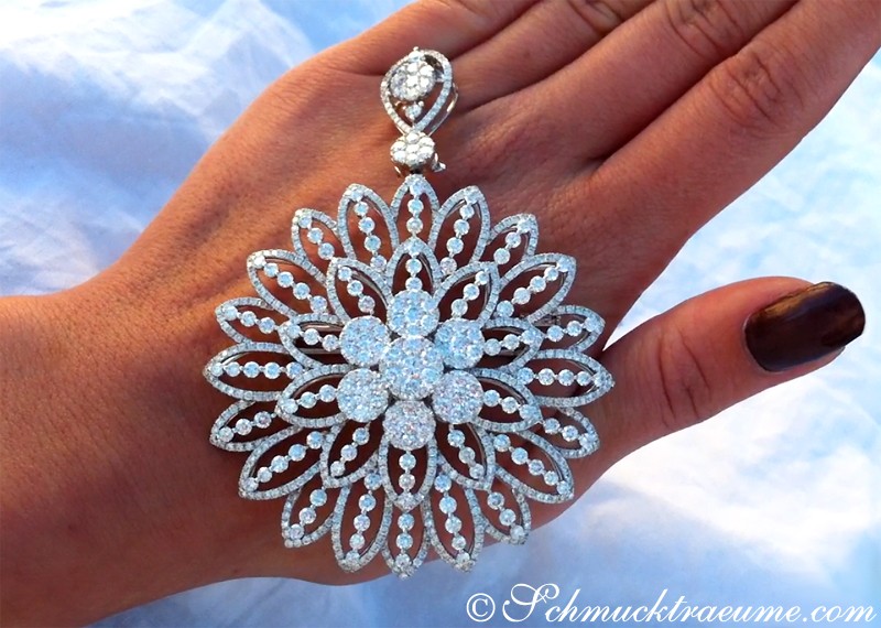 Blumendesigner Anhänger aus Diamanten in handgefertigter Silhouette