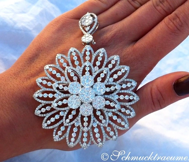 Blumendesigner Anhänger aus Diamanten in handgefertigter Silhouette Blumendesigner Anhänger aus Diamanten in handgefertigter Silhouette