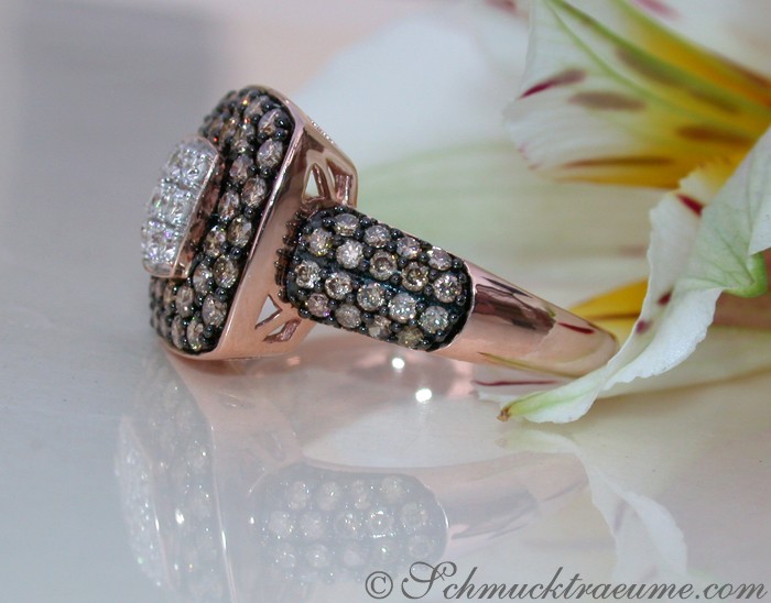Klassischer Carré-Ring aus Roségold mit natürlichen Brauntönen und weißen Brillanten