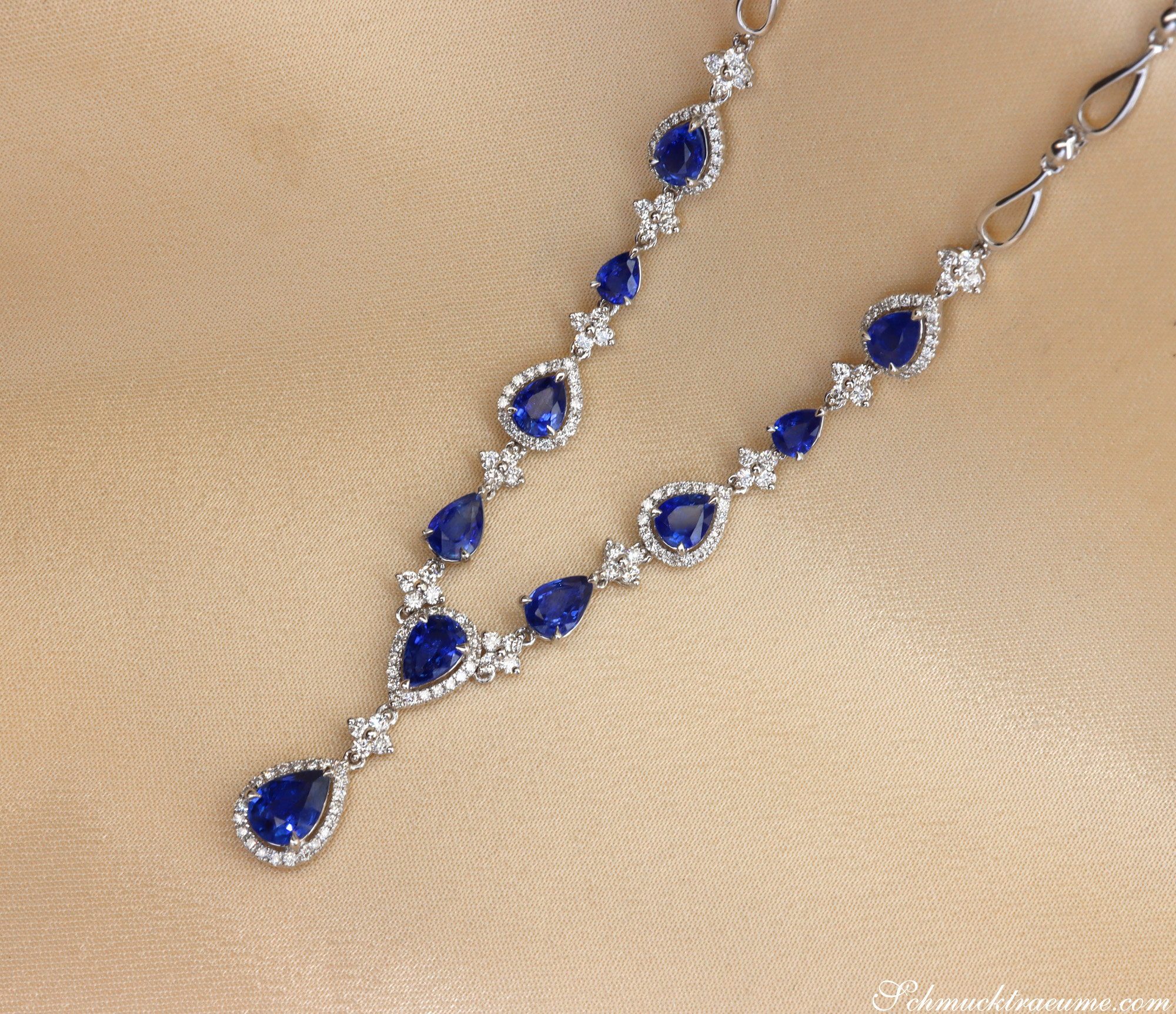 Detailansicht des eleganten Saphir-Colliers mit Brillanten in Weißgold 750