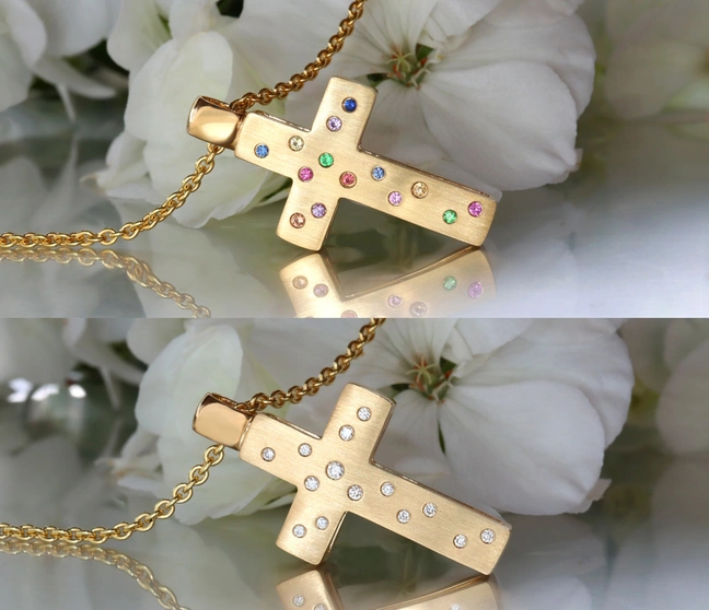 Goldener Kreuzanhänger mit Brillanten und Saphiren, Detailaufnahme auf Blütenhintergrund Goldener Kreuzanhänger mit Brillanten und Saphiren, Detailaufnahme auf Blütenhintergrund