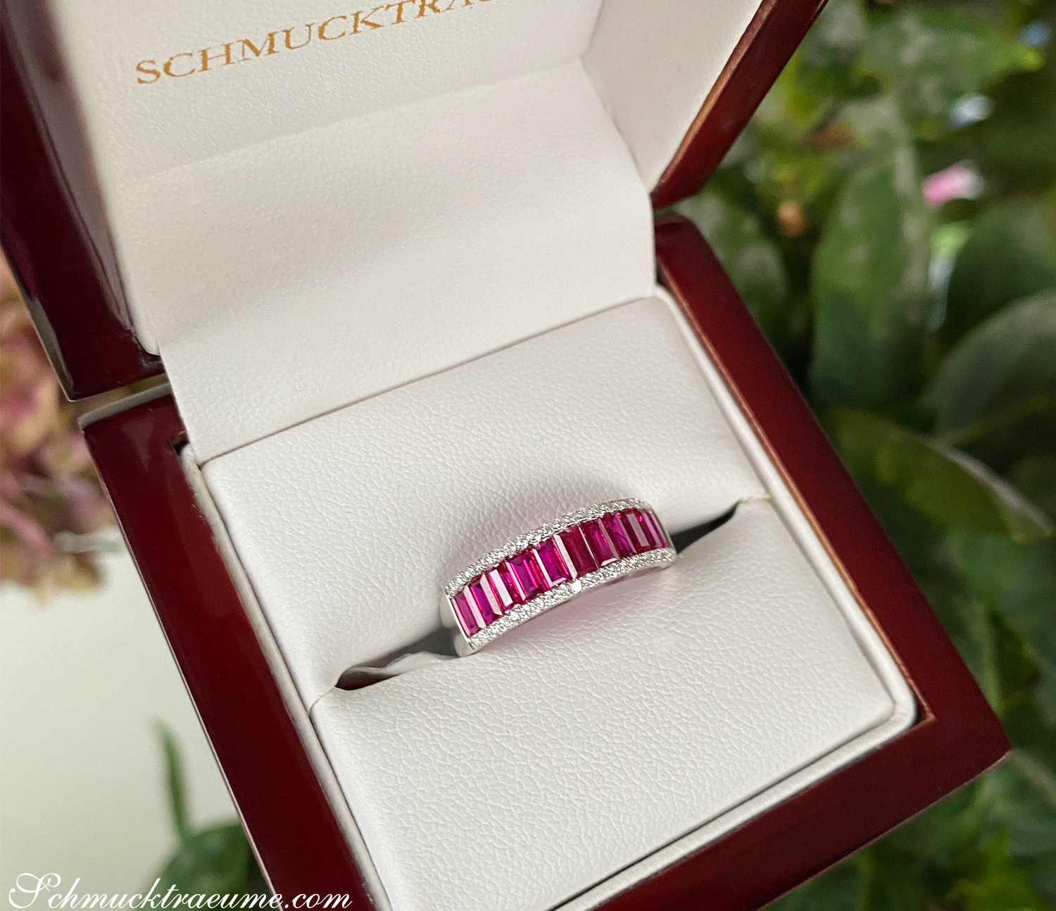 Rubin-Baguette-Ring mit Brillanten in Weißgold, detailreich, elegant