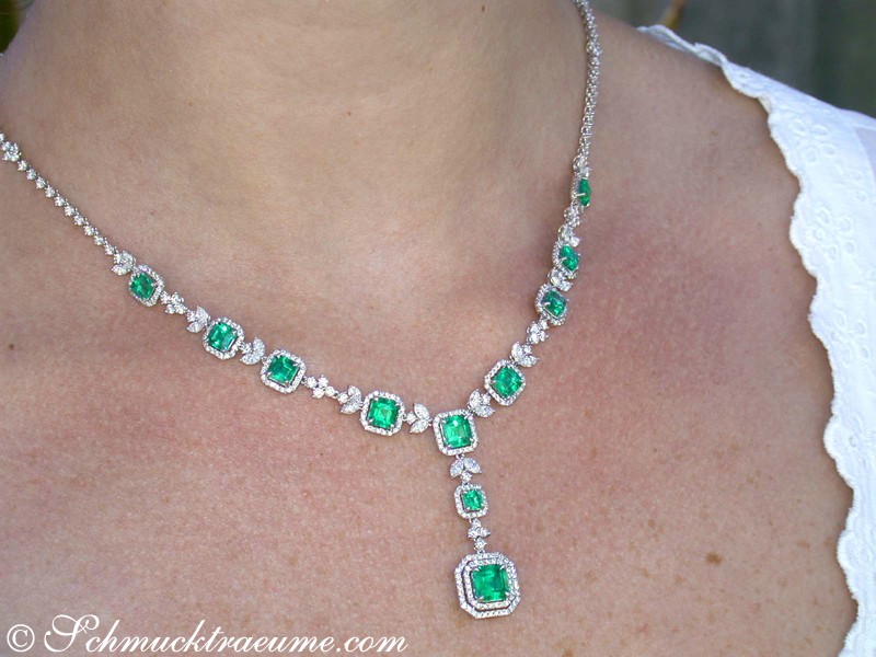 Weißgold-Collier mit Smaragden und Brillanten getragen