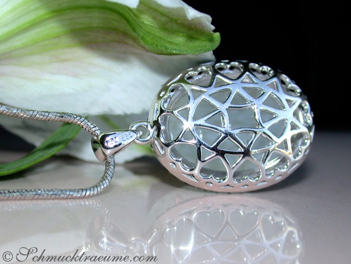 Mondstein-Anhänger mit Diamanten, silbergrau, detailreich, Detailaufnahme