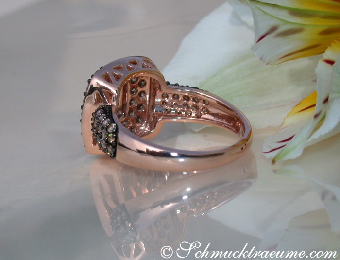 Rosenring mit naturbraunen und weißen Steinen auf weißem Hintergrund