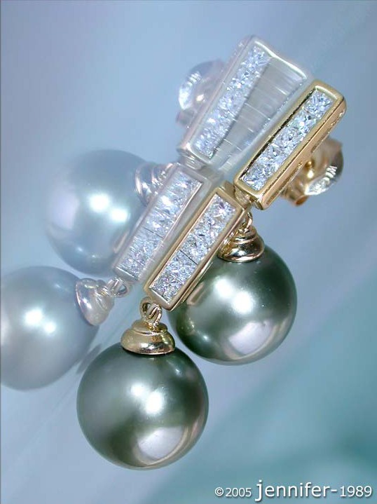 Gelbgold-Tahitiperlen-Ohrstecker mit Diamanten, Detailaufnahme, elegante Form, Perlendekor