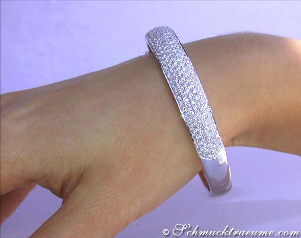 Weißgold-Armreif mit Diamanten-Pavé getragen auf Hand.