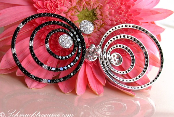 Schwarze Diamant-Ohrringe mit weißem Gold, spiralförmig, auf rosa Blume liegend