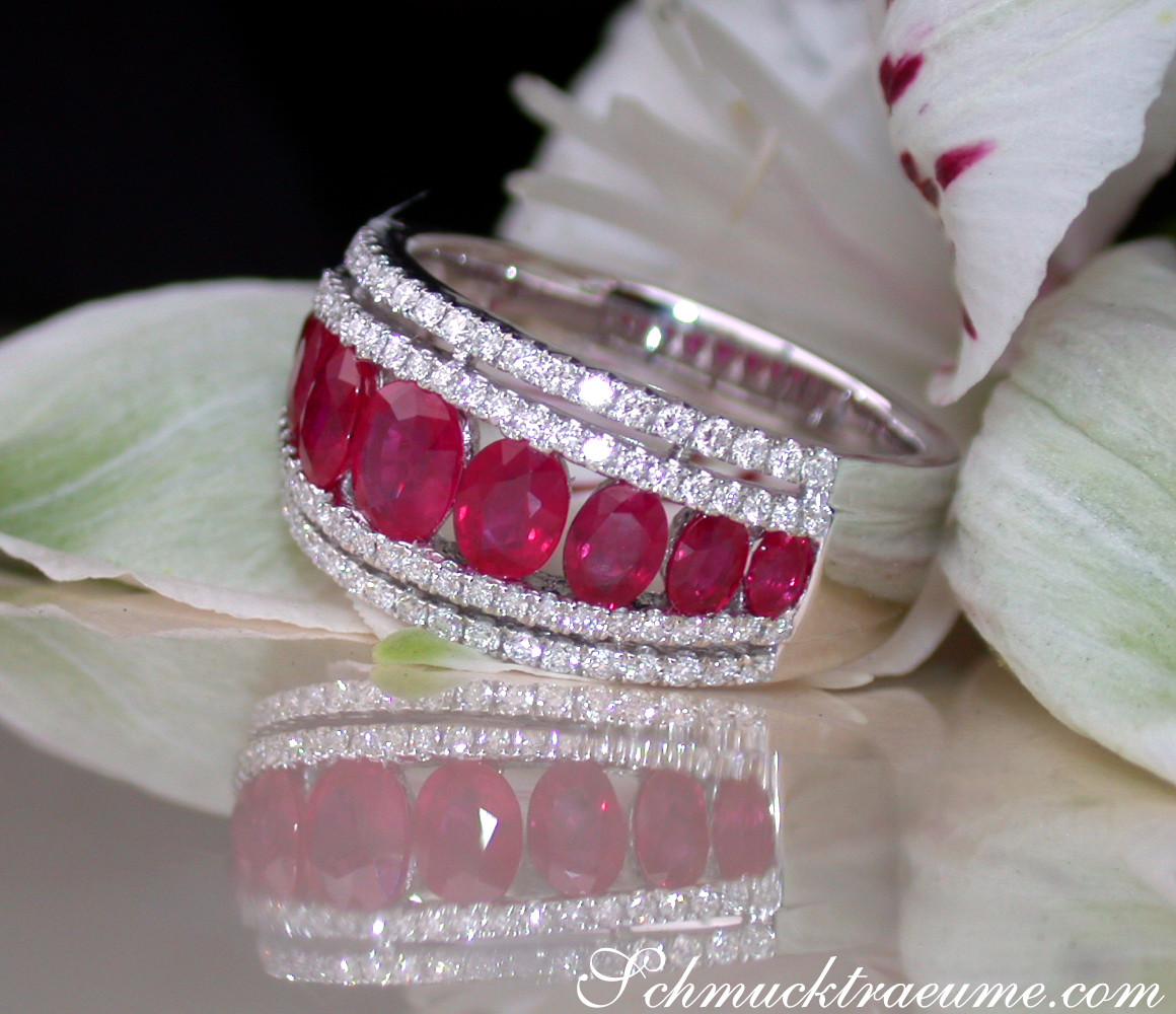 Weißgold-Rubin-Ring mit Brillanten auf Blüte, Detailaufnahme