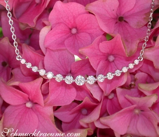 Detail der Diamant-Halskette auf pinken Hortensienblüten