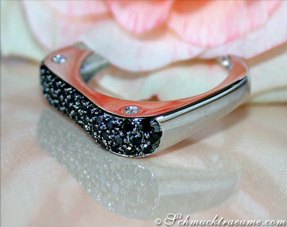 Eckiger Ring mit schwarzen Diamanten, Detailaufnahme, Weißgold 585
