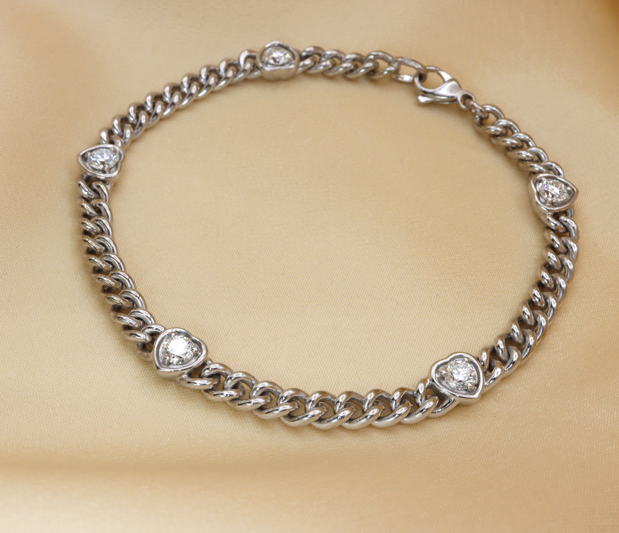 Weiße Panzerarmband mit Herzen aus Brillanten, glänzendes Weißgold, Detailaufnahme