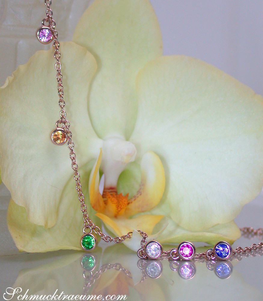 Zarte Multicolor Saphir Kette in Roségold mit funkelnden Steinen, Detailaufnahme.