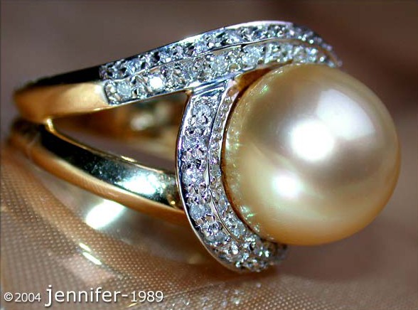 Goldener Süßwasserperlenring mit Diamanten, Detailaufnahme.