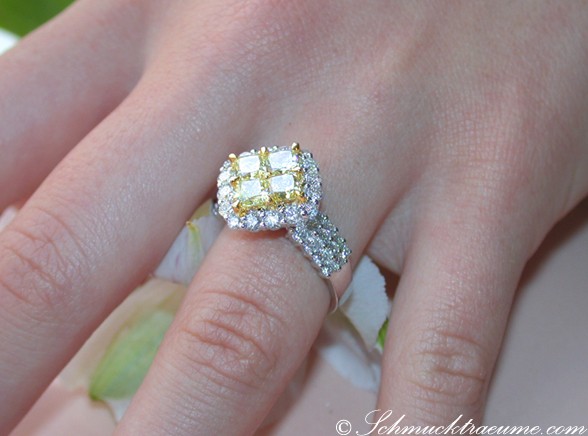 Gelber Diamantenring mit Brillanten, makellose Verarbeitung, Detailaufnahme auf Handfinger.