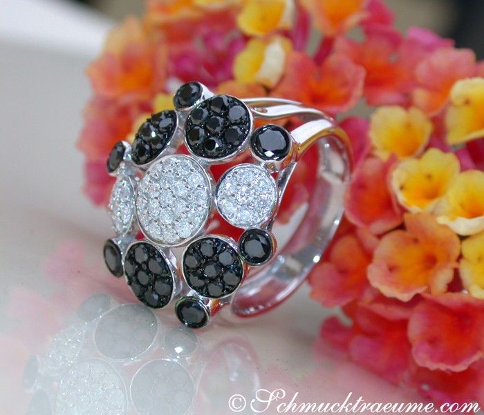 Schwarz-weißer Diamant-Ring mit 1,380 Karat, Weißgold 585, Detailaufnahme.