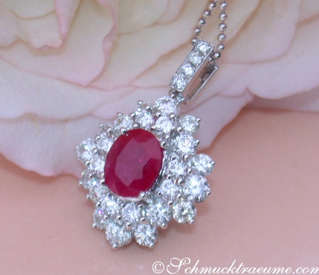 Verziertes Weißgold-Anhänger mit großem Burma-Rubin und Diamanten Verziertes Weißgold-Anhänger mit großem Burma-Rubin und Diamanten