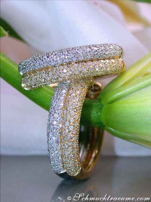 Diamanten Creolen in Bicolor-Fertigung, goldene und silberne Stränge mit funkelnden Diamanten, getragen auf weißem