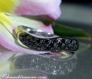 Schwungvoller Ring mit schwarzen Diamanten in Weißgold 585