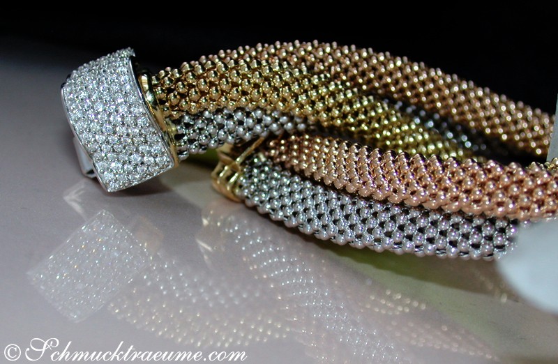 Detailansicht des Himbeer-Armbands "Tricolor" mit Brillanten, 585 Gold, 0.840 Karat, 39,70 Gramm Gewicht