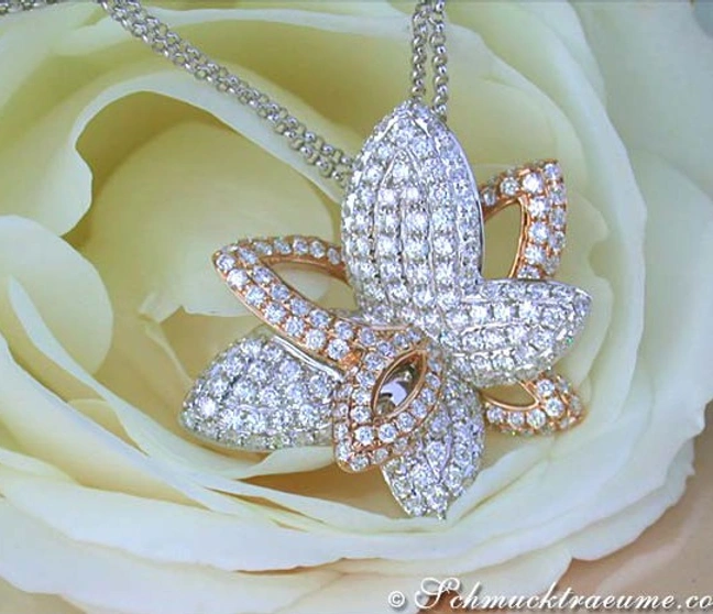 Blütenpracht: Diamant-Schmetterling-Anhänger auf Rosenblüte Blütenpracht: Diamant-Schmetterling-Anhänger auf Rosenblüte