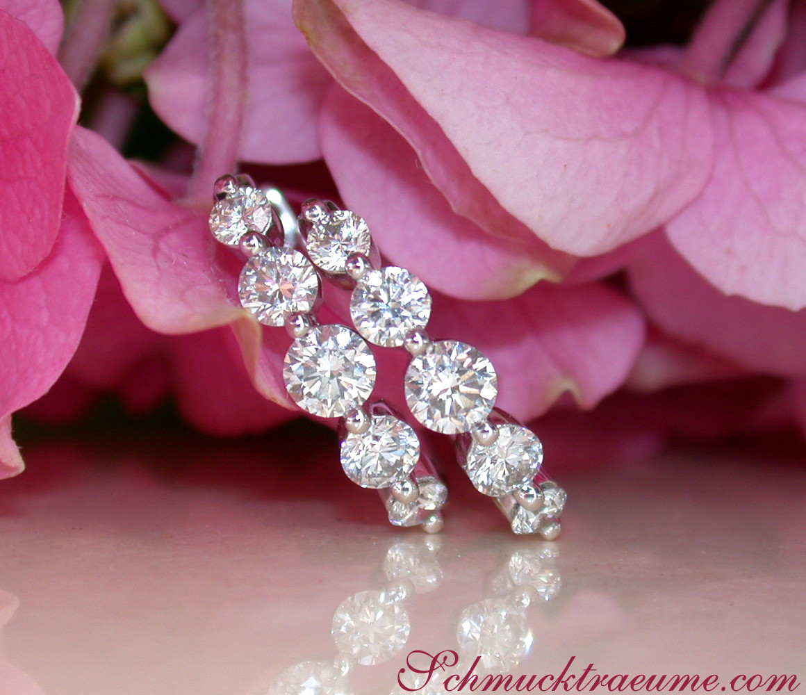 Detailaufnahme von Diamantenohrringen mit zehn steigenden Brillanten in Weißgold 750