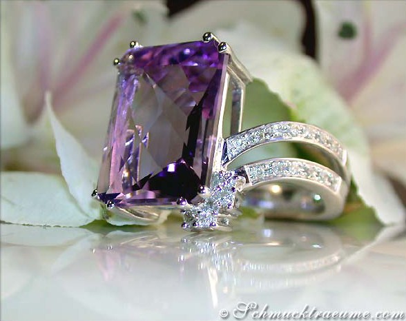 Schlichter Amethyst-Ring mit Diamanten auf Blüte, Detailansicht
