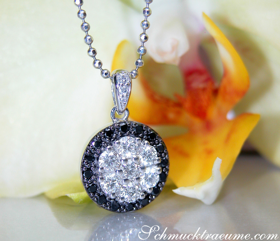 Schwarz/weiß Diamantanhänger mit 0.820 Karat, Weißgold 585, vor Orchidee getragen