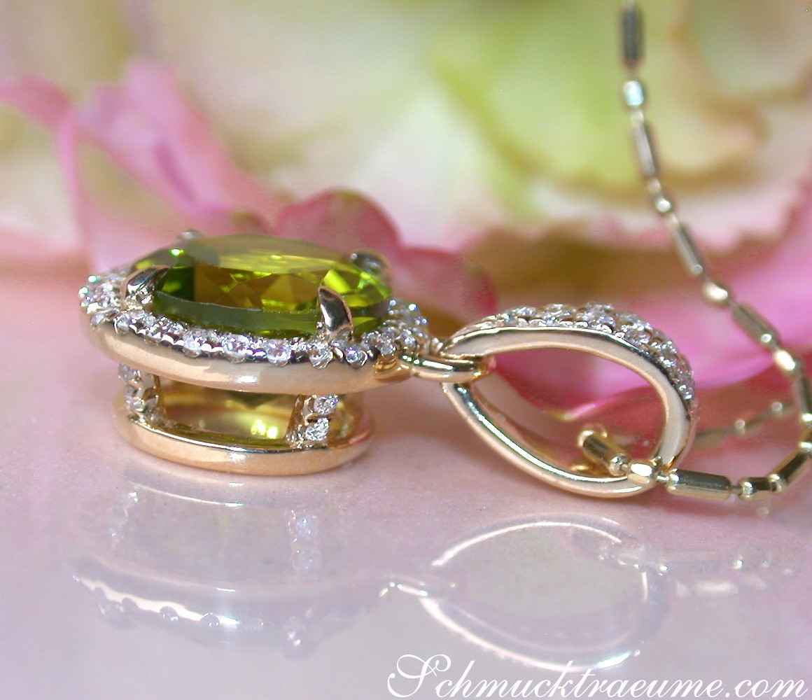 Peridot-Anhänger mit Diamanten in Gelbgold, Detailaufnahme, zarte Kette
