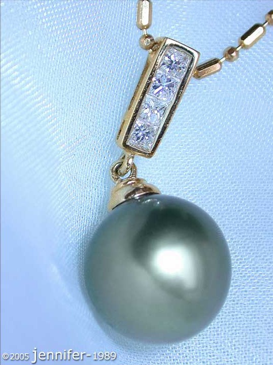Gelbgold-Anhänger mit Tahitiperle und Diamanten, Detailaufnahme.